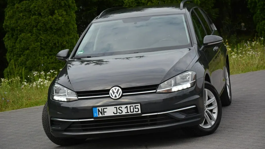 VOLKSWAGEN Golf -