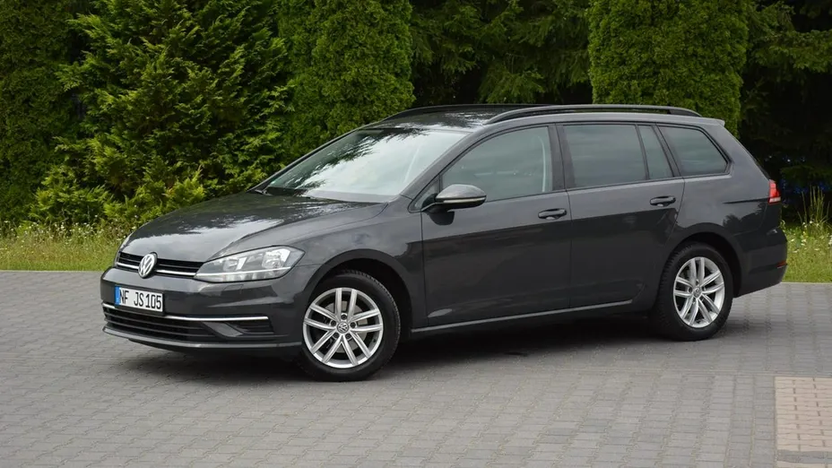 VOLKSWAGEN Golf -