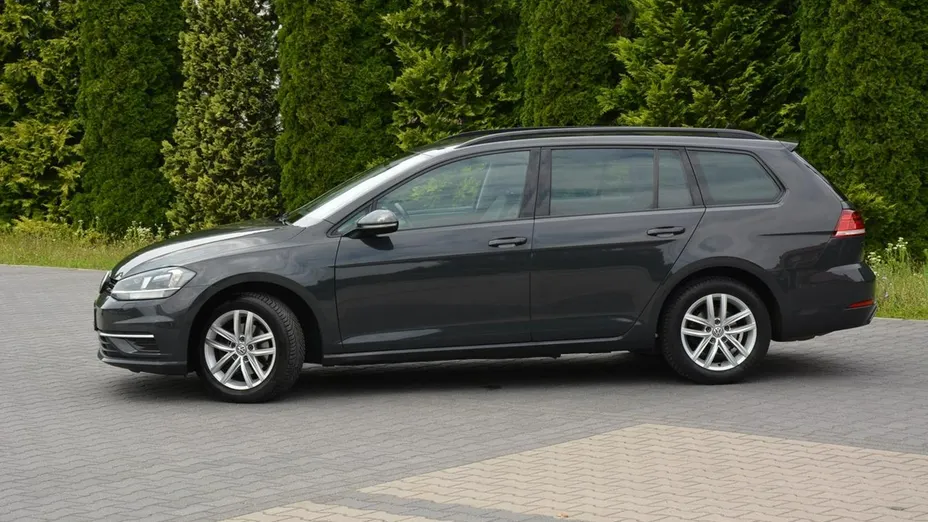 VOLKSWAGEN Golf -