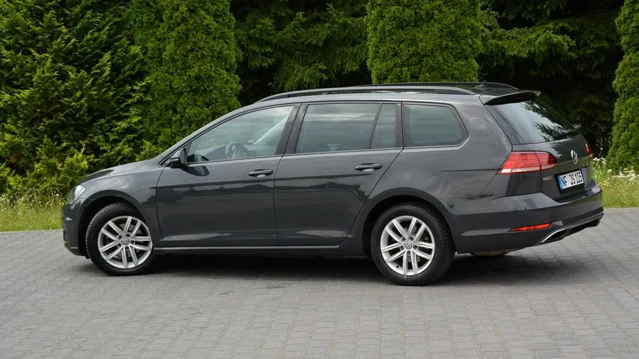 VOLKSWAGEN Golf -