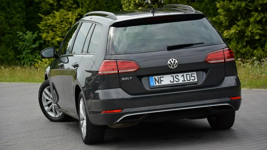 VOLKSWAGEN Golf -