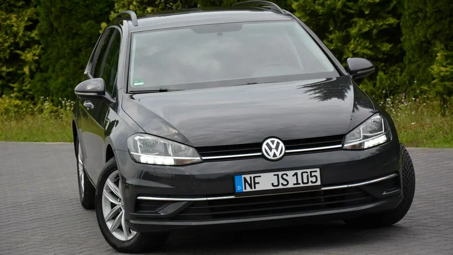 VOLKSWAGEN Golf -