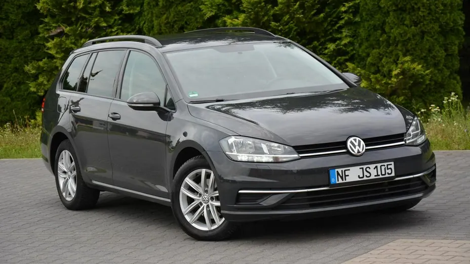 VOLKSWAGEN Golf -