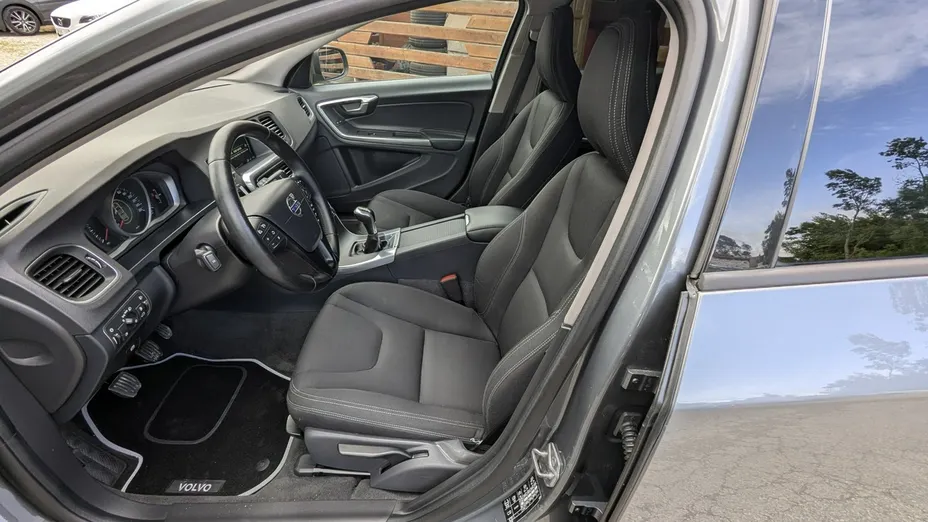 VOLVO V60 -