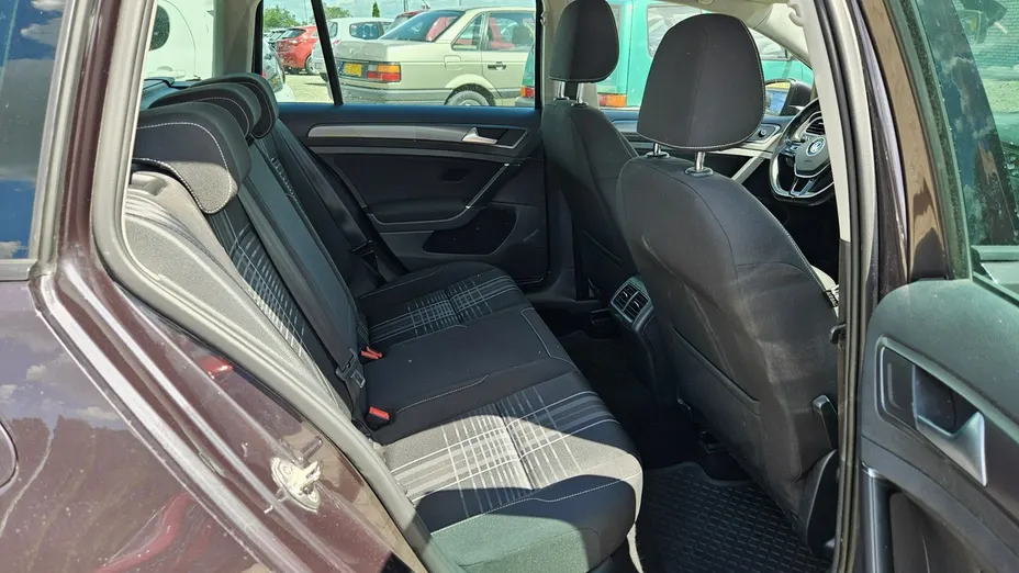 VOLKSWAGEN Golf -