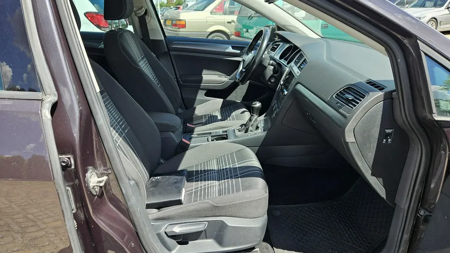 VOLKSWAGEN Golf -