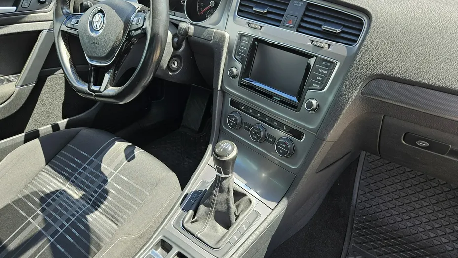 VOLKSWAGEN Golf -