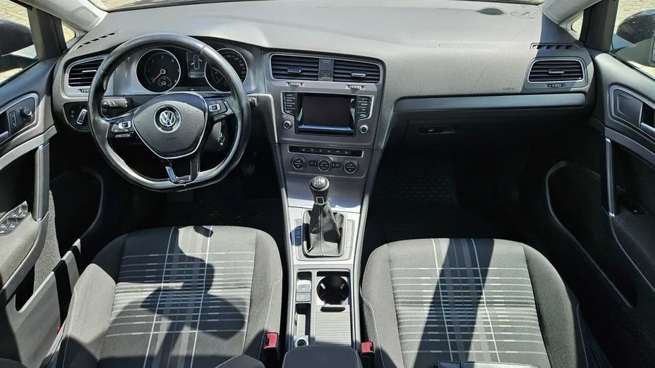 VOLKSWAGEN Golf -