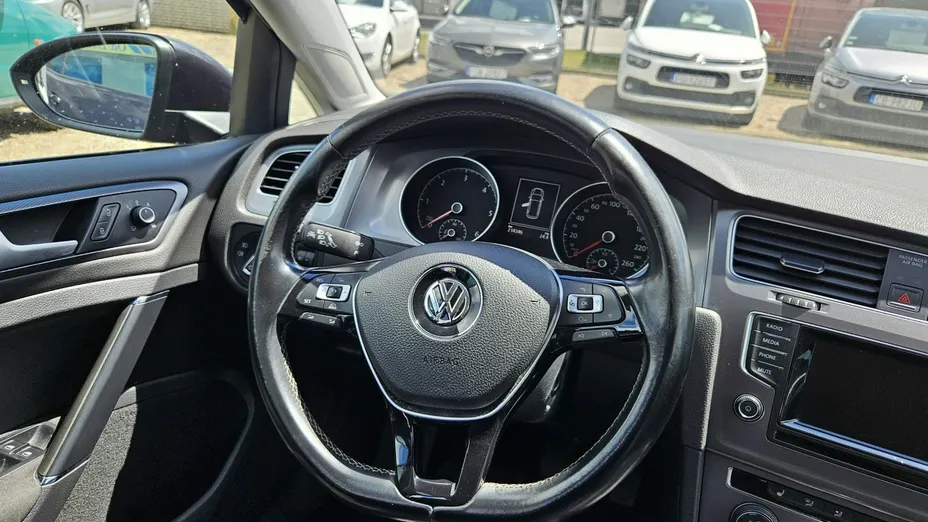 VOLKSWAGEN Golf -