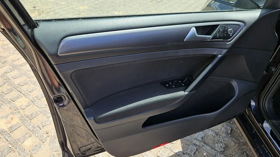 VOLKSWAGEN Golf -