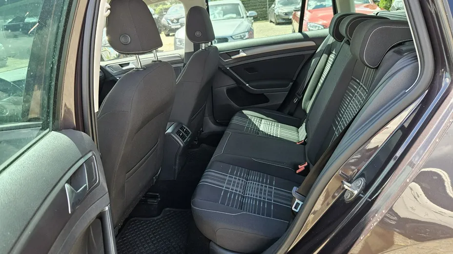 VOLKSWAGEN Golf -