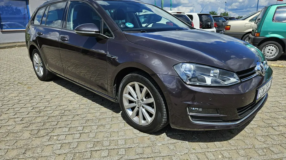 VOLKSWAGEN Golf -