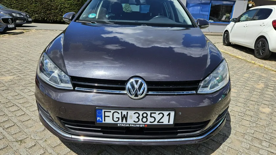 VOLKSWAGEN Golf -