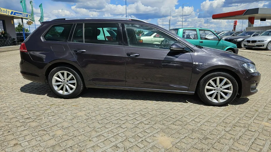 VOLKSWAGEN Golf -