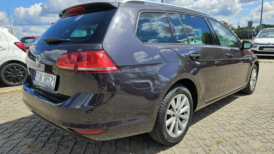 VOLKSWAGEN Golf -