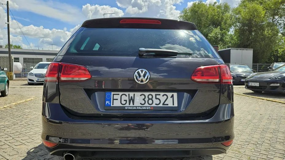 VOLKSWAGEN Golf -