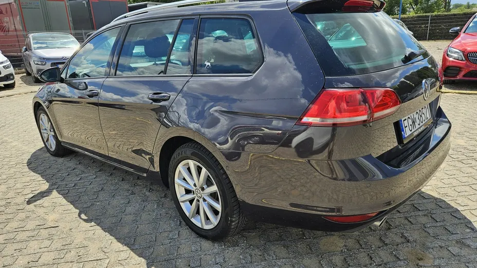 VOLKSWAGEN Golf -