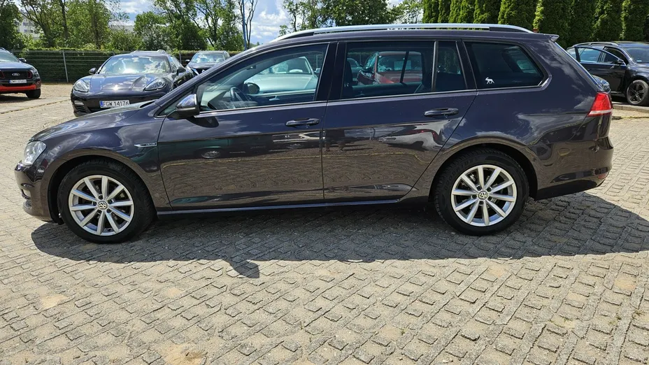 VOLKSWAGEN Golf -