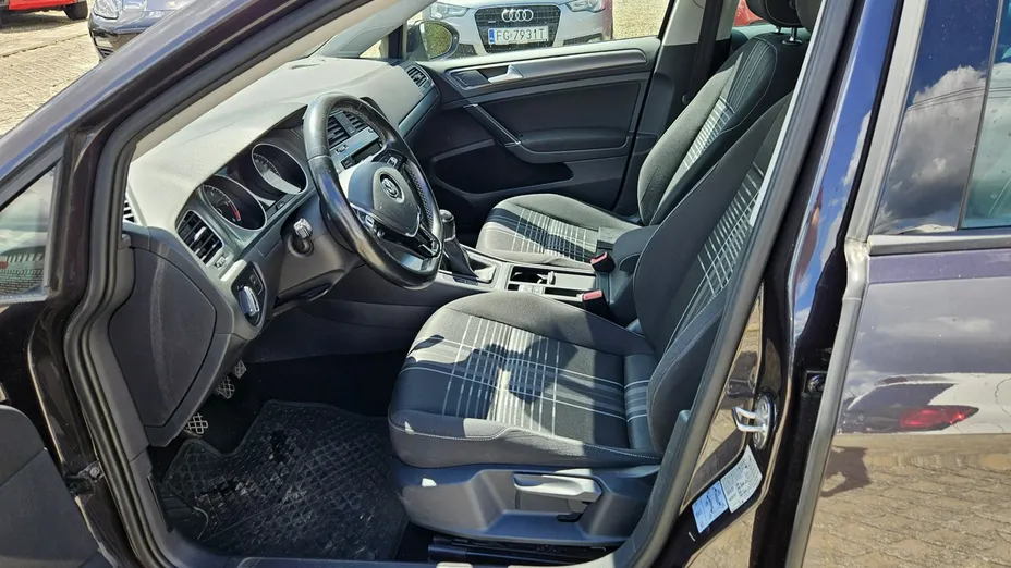 VOLKSWAGEN Golf -