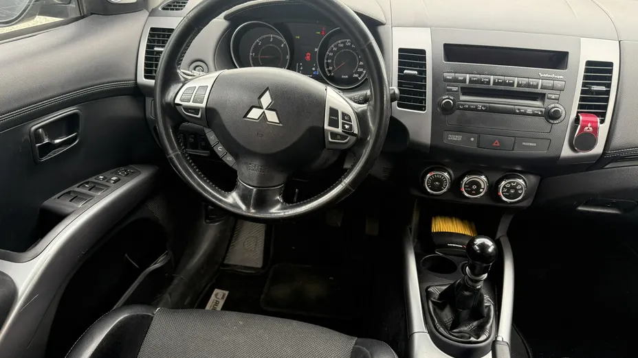 MITSUBISHI Outlander -