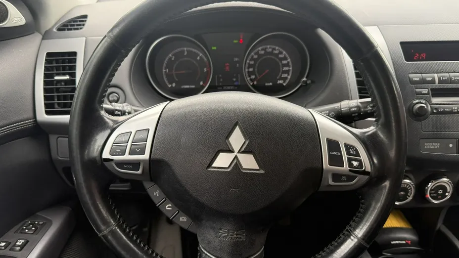 MITSUBISHI Outlander -