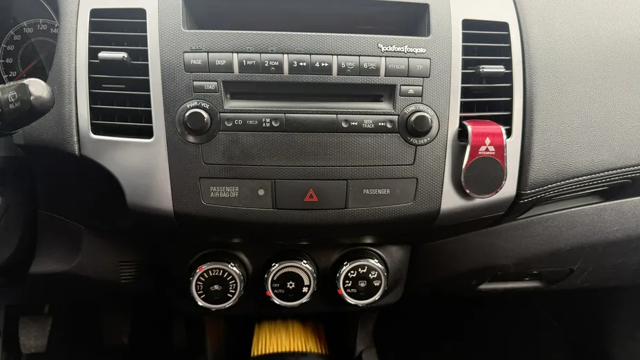 MITSUBISHI Outlander -