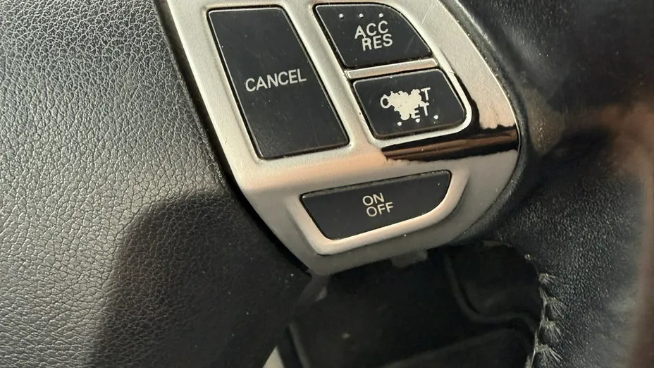 MITSUBISHI Outlander -