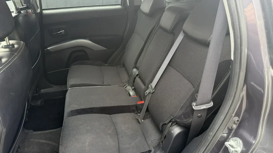 MITSUBISHI Outlander -