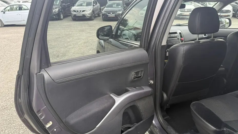 MITSUBISHI Outlander -
