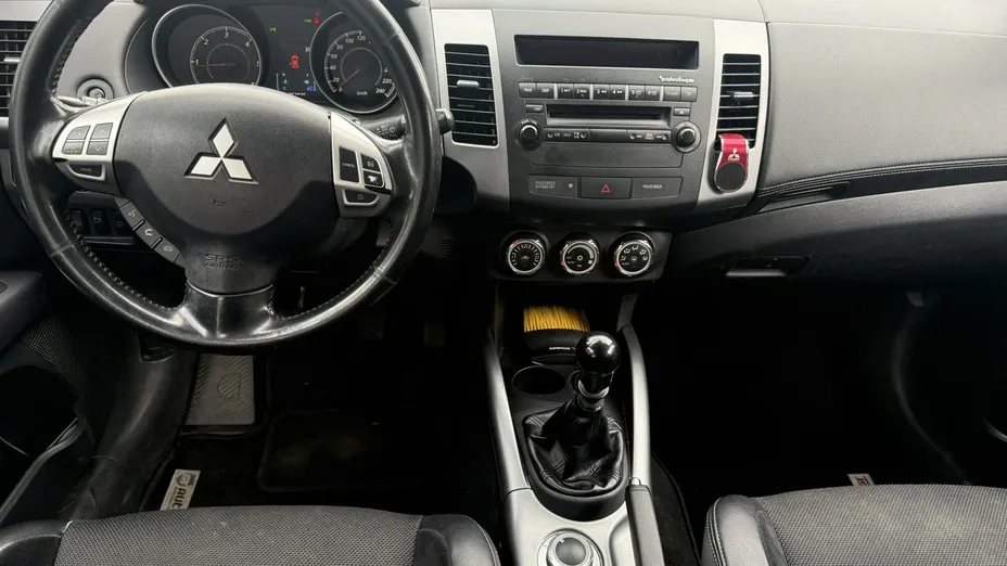 MITSUBISHI Outlander -