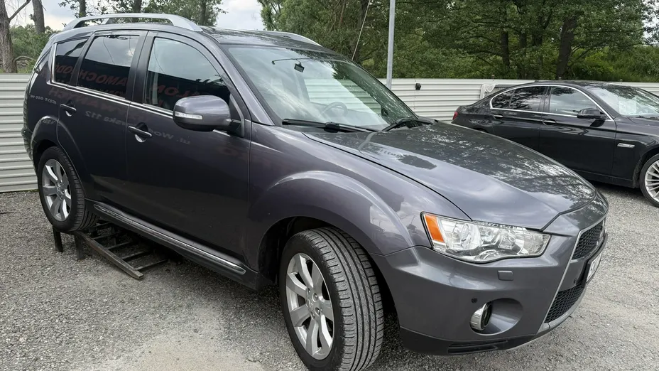 MITSUBISHI Outlander -