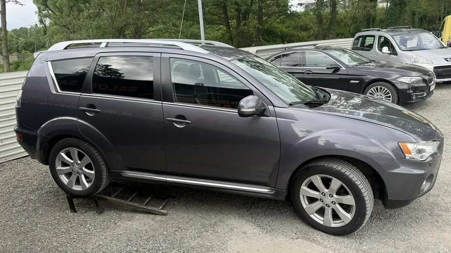 MITSUBISHI Outlander -