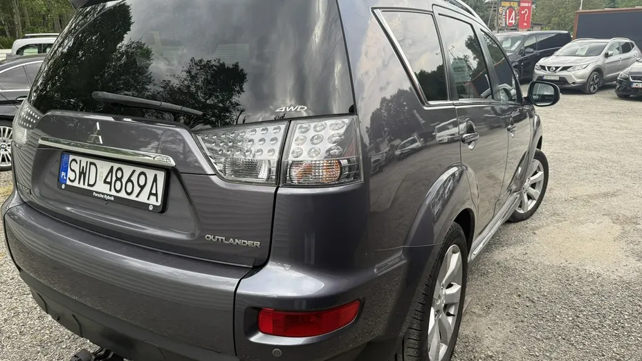 MITSUBISHI Outlander -