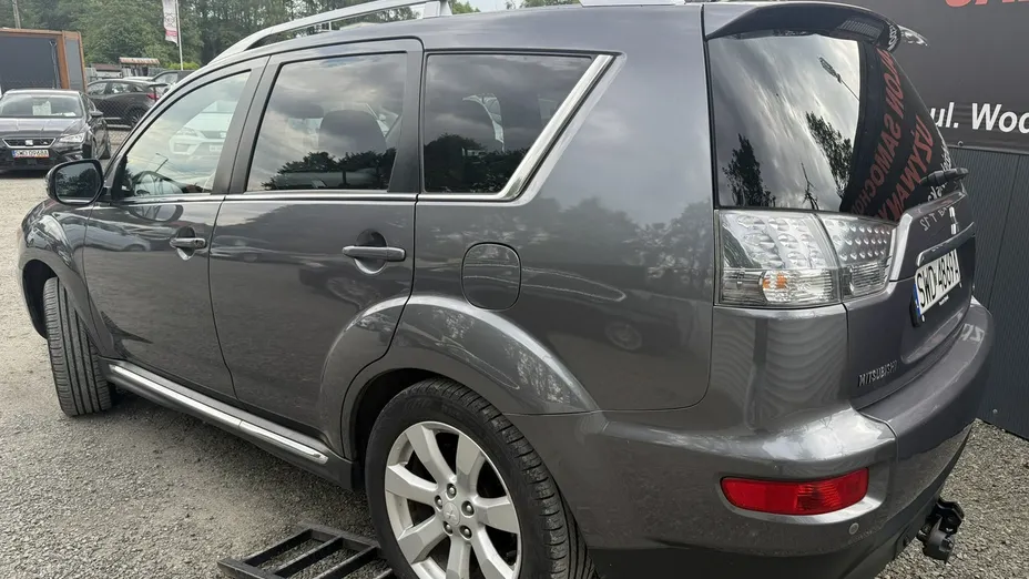 MITSUBISHI Outlander -