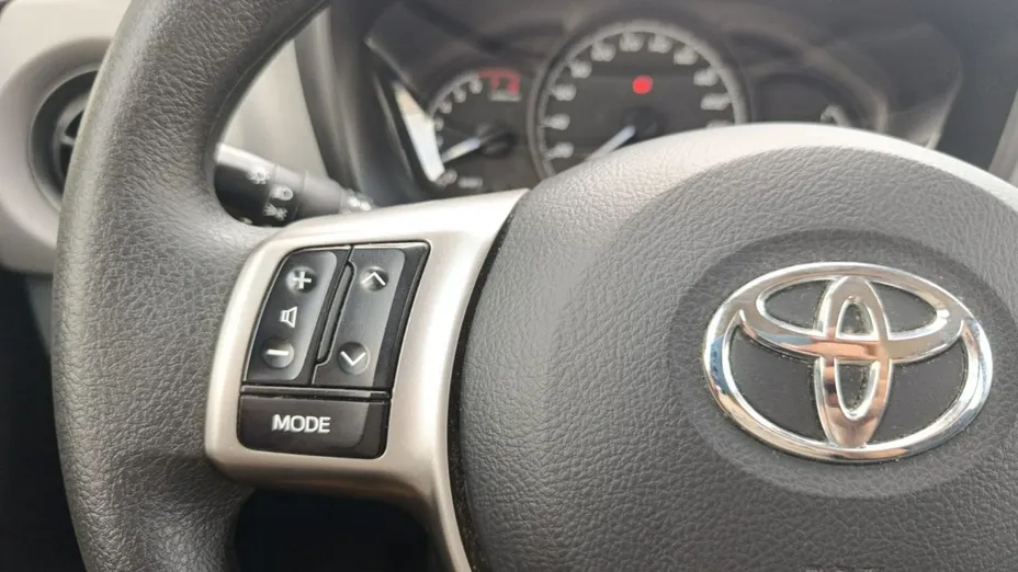 TOYOTA Yaris -