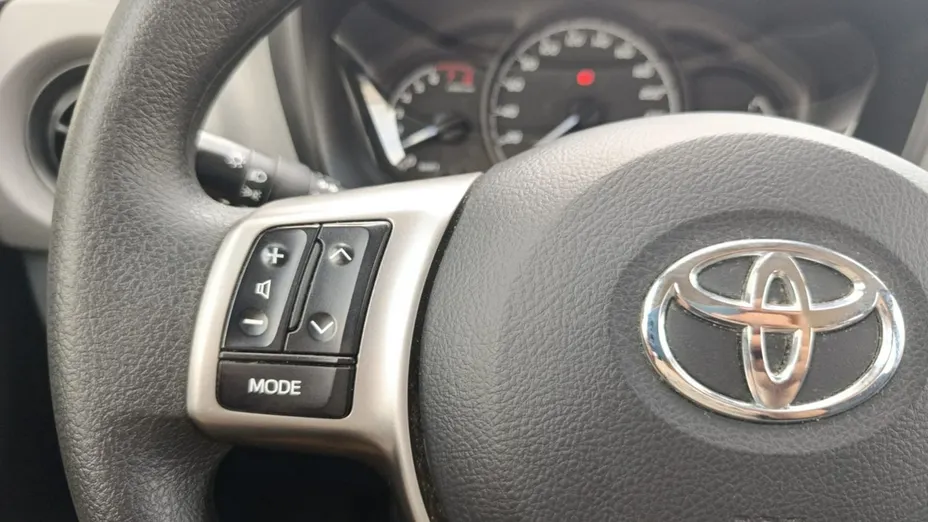 TOYOTA Yaris -