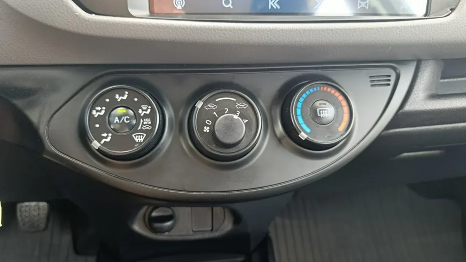 TOYOTA Yaris -