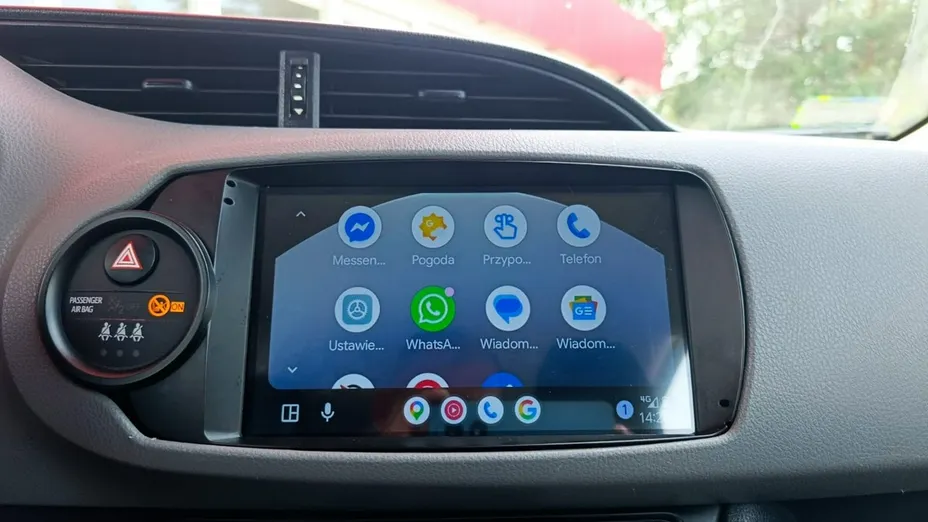 TOYOTA Yaris -