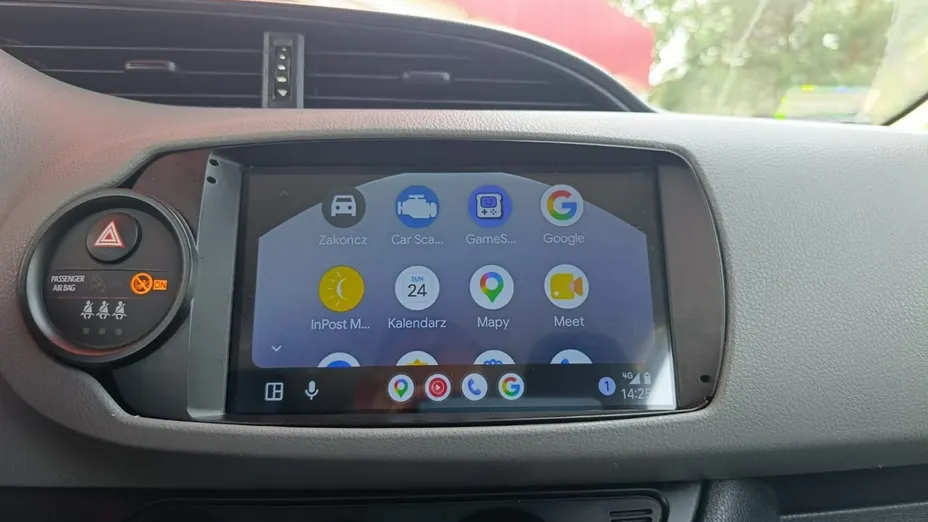 TOYOTA Yaris -