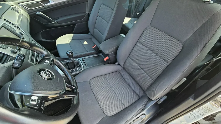 VOLKSWAGEN Golf Sportsvan -