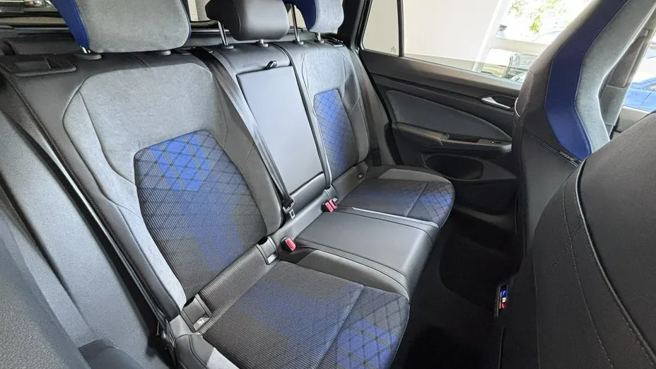 VOLKSWAGEN Golf -