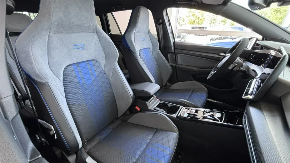 VOLKSWAGEN Golf -