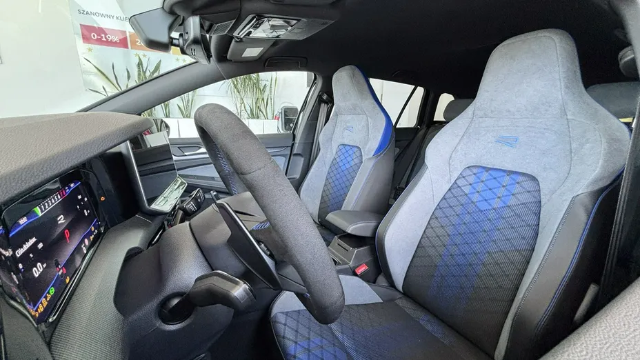 VOLKSWAGEN Golf -