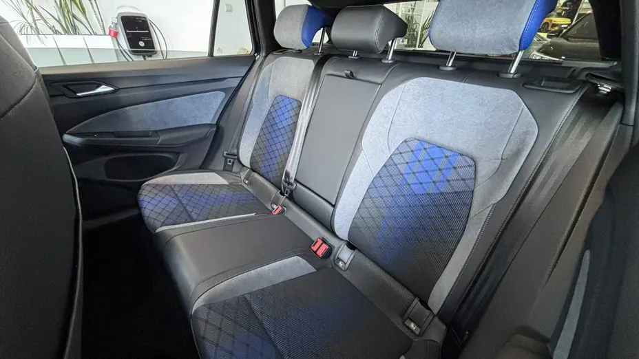 VOLKSWAGEN Golf -