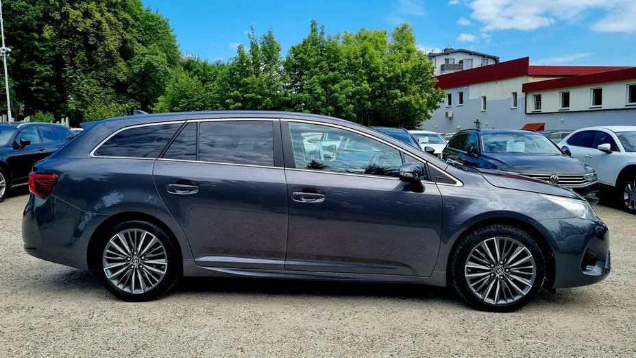 TOYOTA Avensis -