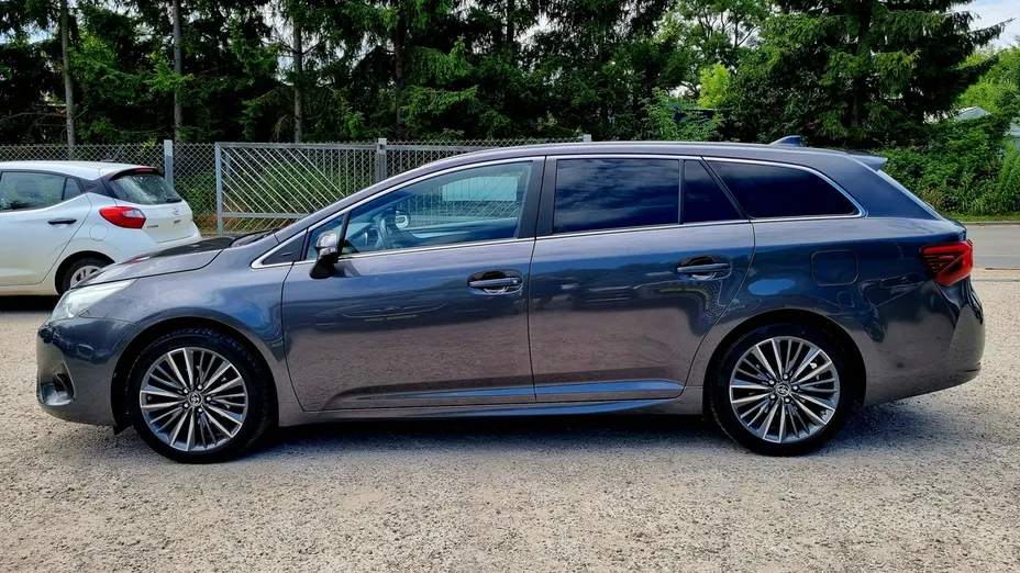 TOYOTA Avensis -
