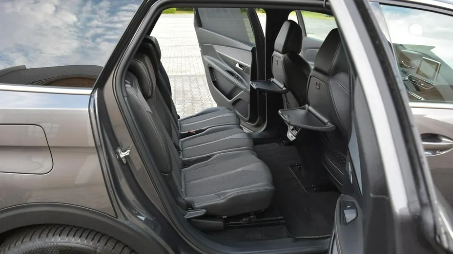PEUGEOT 5008 -