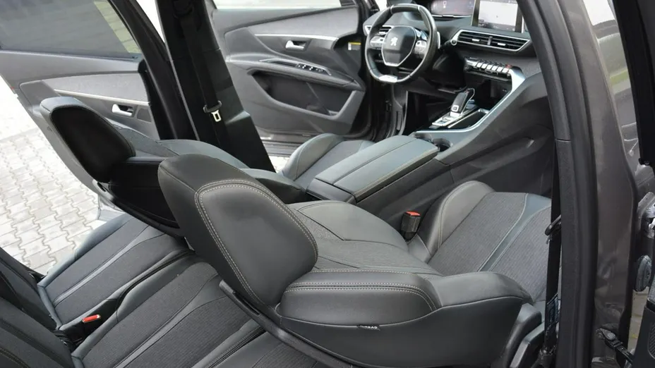 PEUGEOT 5008 -