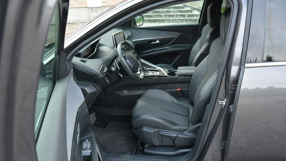 PEUGEOT 5008 -