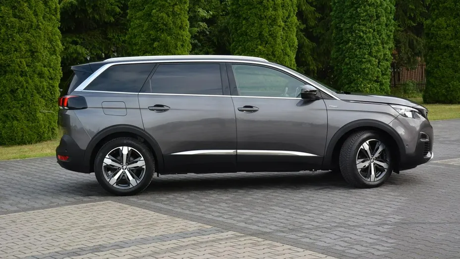 PEUGEOT 5008 -
